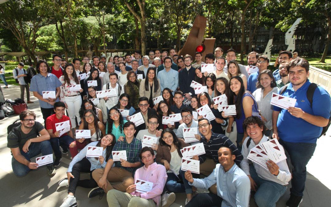 Casi 100 estudiantes y profesores fueron distinguidos por la Escuela de Economía